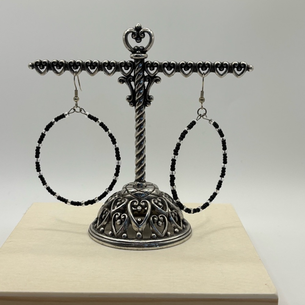 Black and white seed bead dangle earrings - Picture 2 of 4